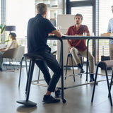 Sedus se:fit Stehhocker schwarz im Alltag